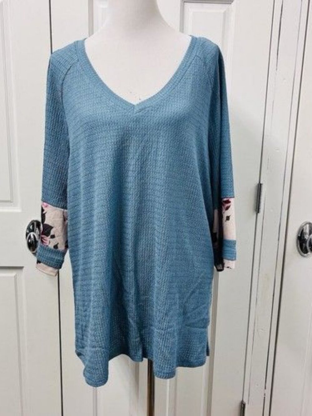 NEW Bloomchic Blouse 3X (24) Blue‎ V-Neck 3/4 Sleeve Floral Accent Poly Crepe